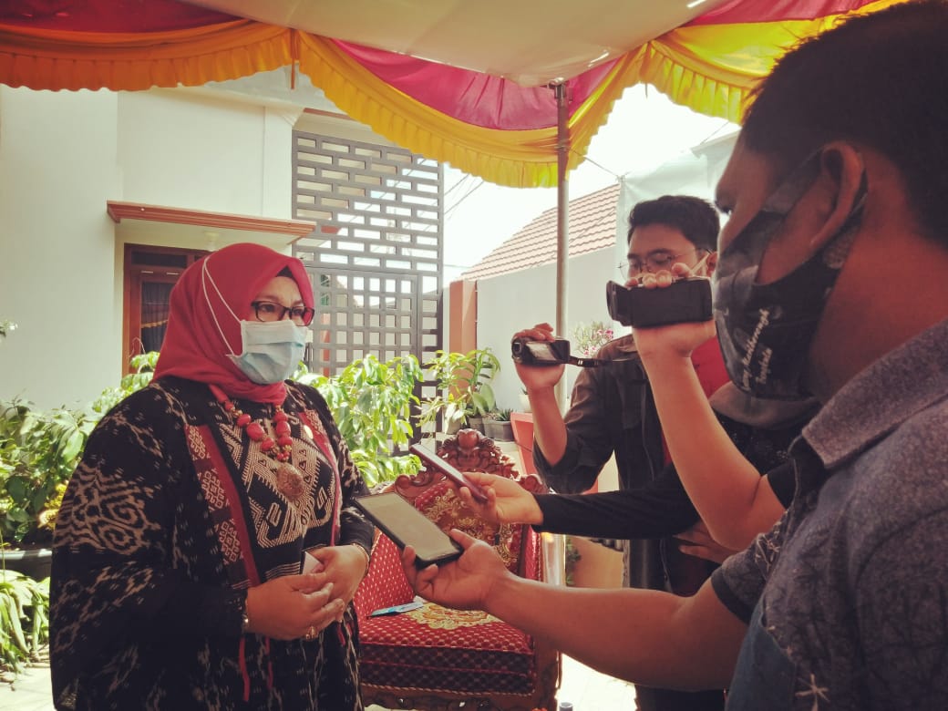 Reni Haryanti : Berikan Bantuan Kursi Roda Masyarakat Miskin