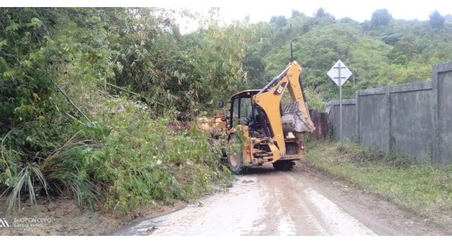 Jalan Nasional Kerinci menuju Siulak Deras Longsor