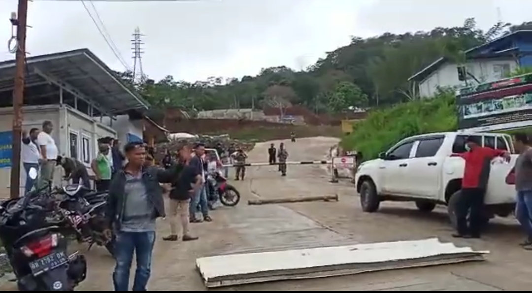 Ratusan Warga Blokir Jalan PLTA Batang Merangin Kerinci