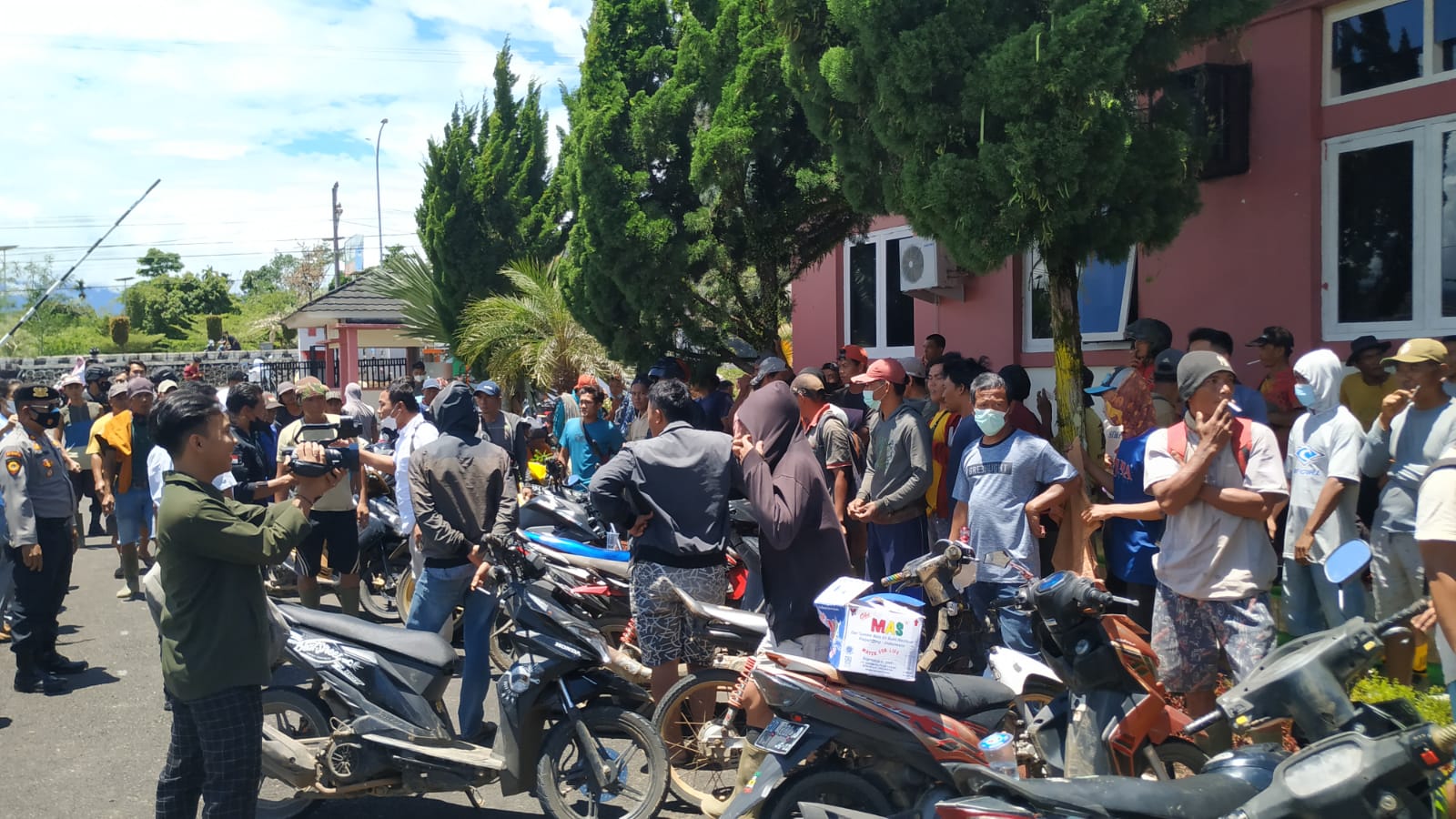 PT. TME Tidak Berdampak Positif, Ratusan Penambang Tradisional "Gempur" Pemkab Lebong 1