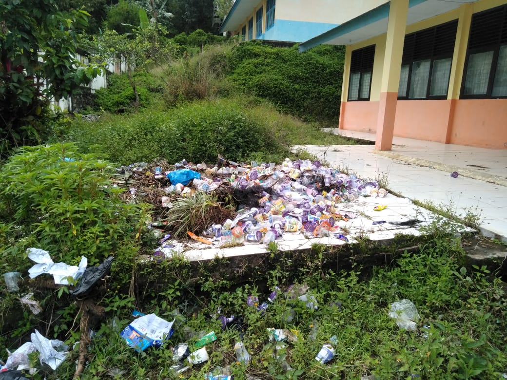 AMRI, AKUI PEKARANGAN SMPN 28 BERANTAKKAN, PETUGAS TIDAK MENGINDAHKAN PERINTAH?